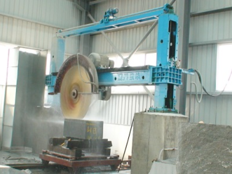 granite-slab-cutting-on-machine